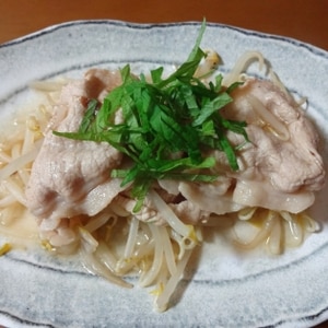 青じそ＆梅でさわやか～♪豚肉ともやしの梅干し煮